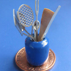 7 Kitchen Utensils in a Blue Jar